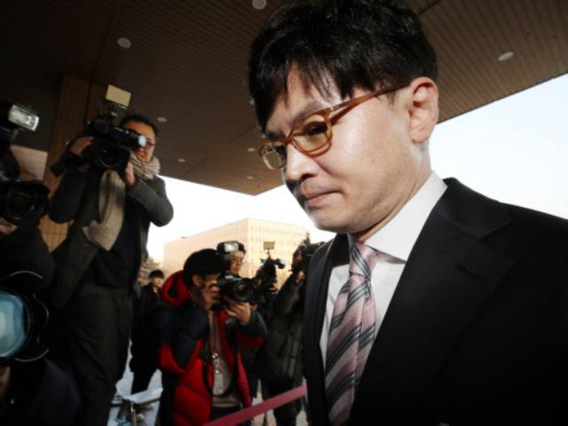 한동훈-<strong>수사</strong>팀장, <strong>압수</strong>수색 중 몸싸움 “독직폭행”vs“물리적 방해”