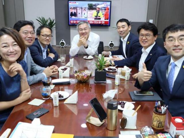 황운하, 파안대소 사진 "<strong>악마의 편집</strong>"→"사려 깊지 못했다"