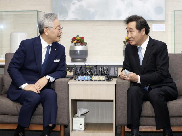 이재명 입열자 "메모 좀" 수첩 꺼낸 이낙연…대권 1,2위 20분 <strong>회동</strong>