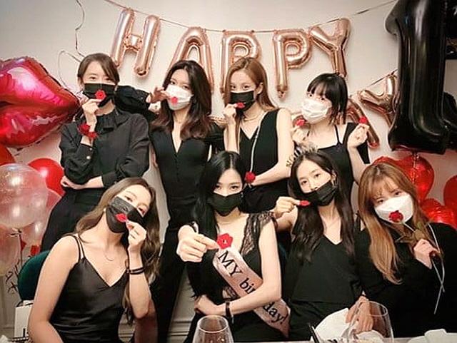 '데뷔 13주년' 소녀시대는 영원히 소녀시대!…완전체로 모여 자축