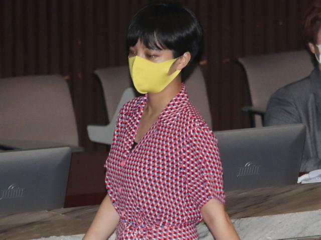 류호정, 원피스 논란에 "국회의 권위, 양복으로 세워지는 것 아냐"
