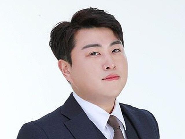 <strong>김호중</strong>, 누군가는 손바닥으로 하늘을 가리고 있다