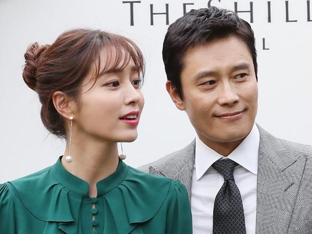 비주얼 실화야? <strong>영화 속</strong> 장면을 현실로 만든 띠동갑 커플의 최근자 사진