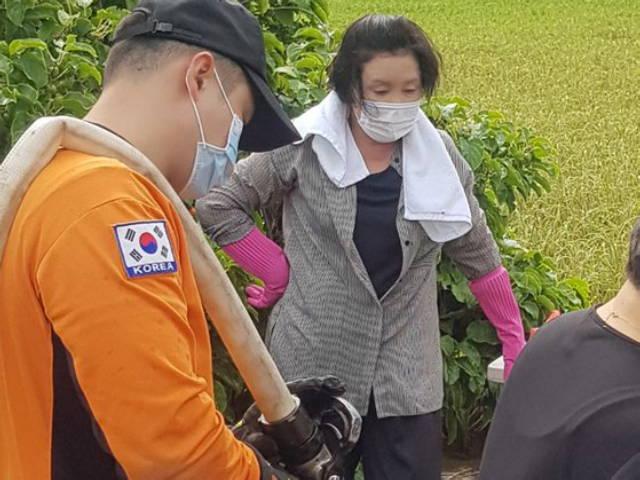 헝클어진 머리, 목엔 수건…김정숙 여사 '몰래 봉사' B컷 사진