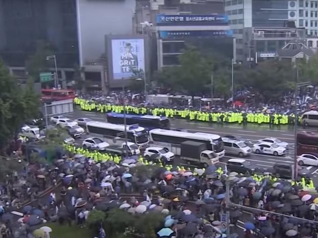 문대통령, 광화문집회 강행에 "국가방역에 도전, 용서못할 행위"