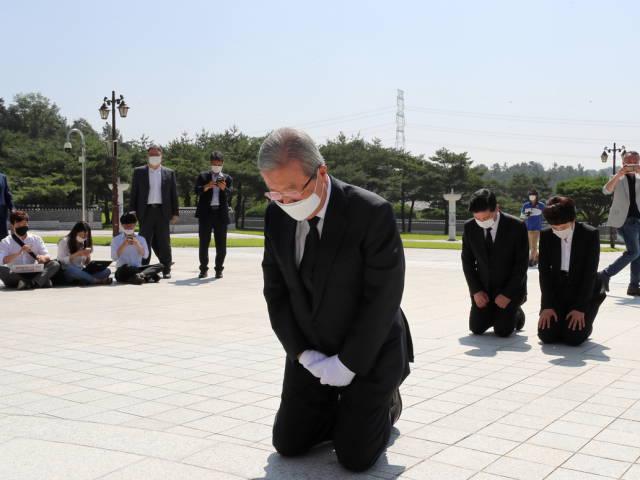 <strong>김종인</strong>, 5·18묘역서 무릎꿇고 거듭 사죄…"국보위 참여 용서 구해"