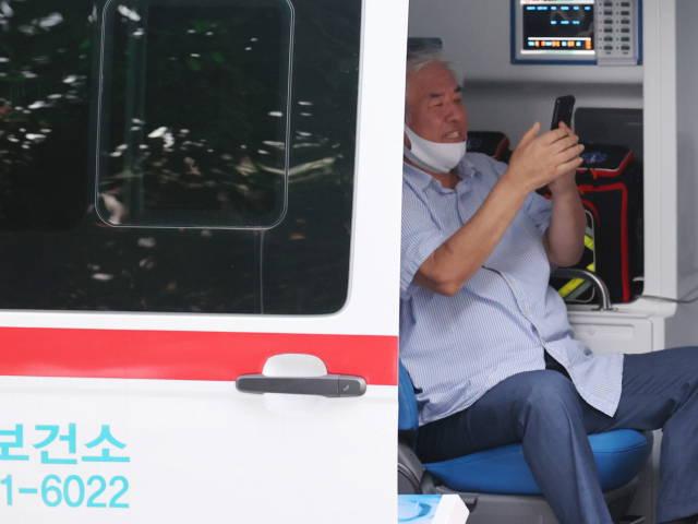 보건소 직원 껴안고 난동…사랑제일교회 유언비어가 부른 '황당' 사례