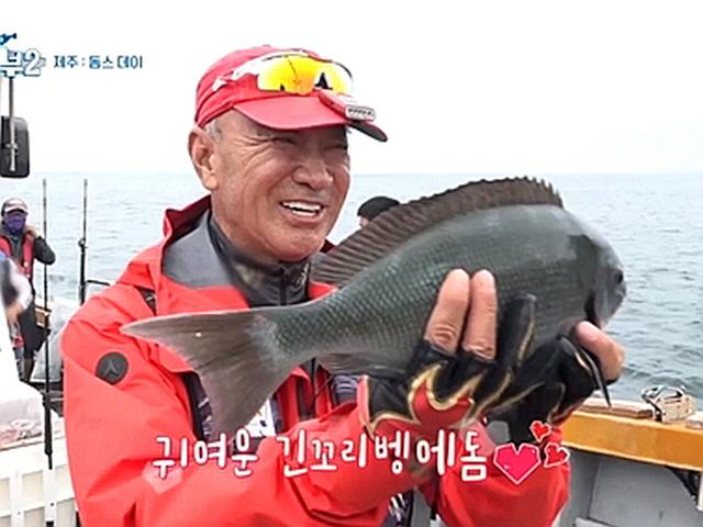 ‘도시어부2’ 이덕화, 우도 접수…긴꼬리벵에돔 42cm 낚았다