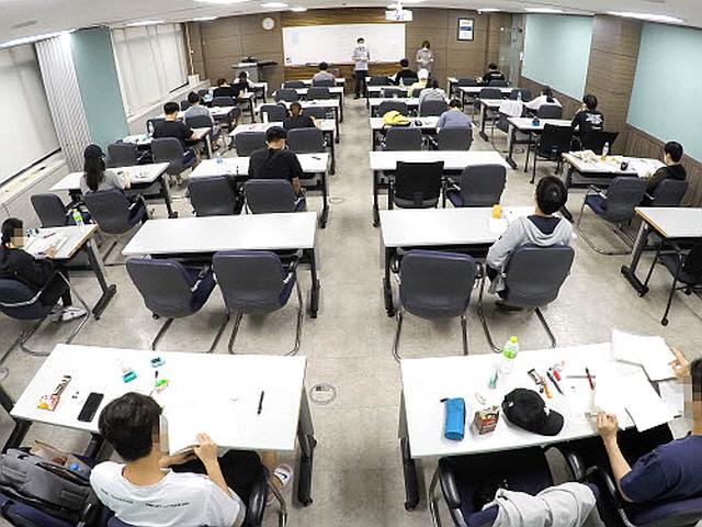 코로나 대유행 '분수령'… 채용 시험은 강행