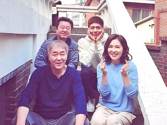 '청춘기록' <strong>하희라</strong>, 작은 아들 박보검과 훈훈한 가족사진