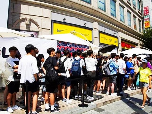 코로나·폭염에도 서울 한복판 길게 줄 선 사람들, 이유가