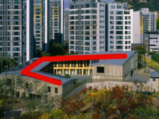 “왜 저렇게 만들었지?” <strong>신기</strong>하게 생긴 종로의 한 건물