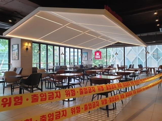 카페에 <strong>확진자</strong> 들어오자 메뉴판이 빨갛게…공기중 코로나 잡는다