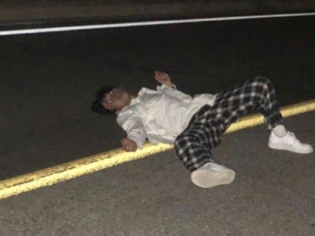 "왜 이러는 거?"… <strong>양홍원</strong>, 도로 위 엉덩이 노출사진 SNS에 올려