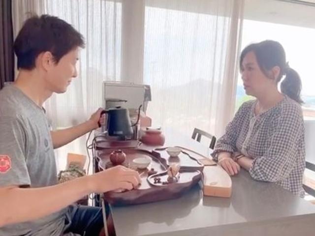 최수종♥하희라, 60년 된 차로 오붓한 <strong>티타임</strong> "차 마시며 건배하는 우리"