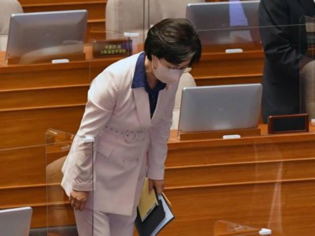 톤 낮춘 <strong>추미애</strong>…"소설쓰시네"→"죄송하다"