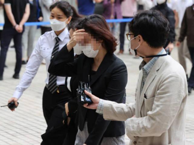 정경심 "몸 안좋다" 호소…궐석재판 결정 뒤 퇴정하다 실신