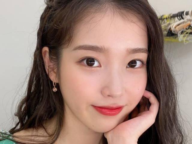 아이유의 선행은 어디까지?…데뷔 12주년 기념 팬들과 '1억' 기부