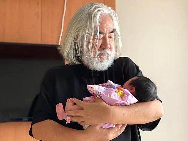 '70세' 아빠 된 장기중, 딸 품에 안은 사진 화제…누리꾼 "손녀 같아"