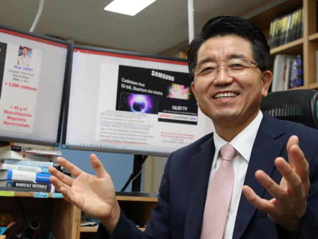 올해 한국 과학자가 노벨상?...해외서 꼽는 ‘QLED의 아버지’