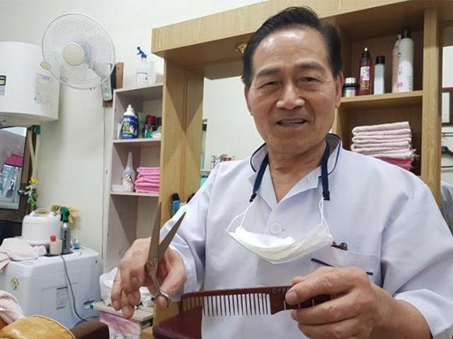 “가위질 몇 번에 64년 훌쩍 ”…<strong>여든</strong>의 이발사, 오늘도 '사각사각'