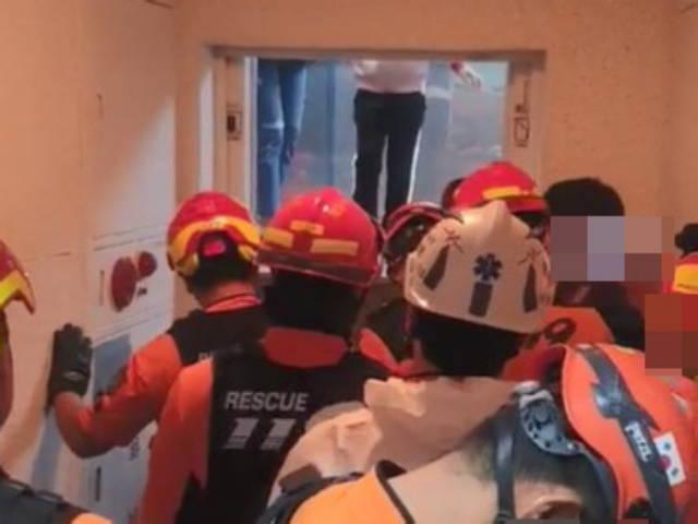 꼭대기까지 치솟은 <strong>엘리베이터</strong>…구조된 모녀 충격