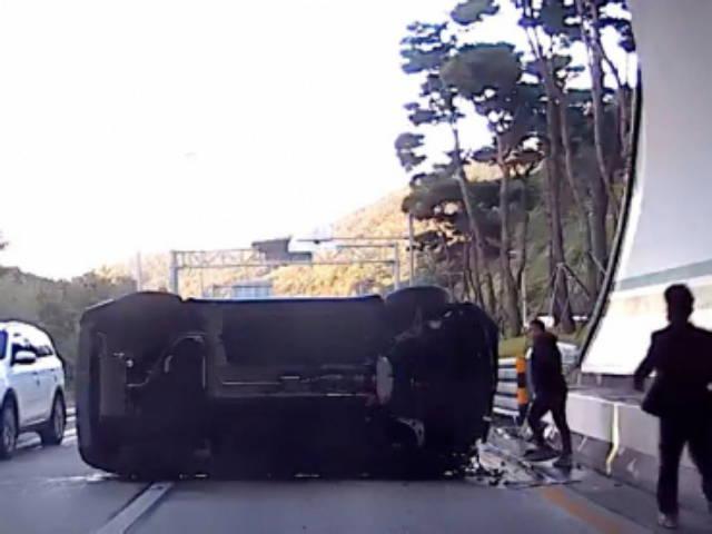 전도된 차량 속 운전자 <strong>구조</strong>한 대구 시민들
