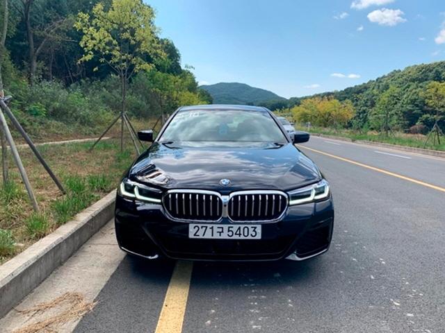 후진 기어 넣으면 50m 스스로 움직여…똑똑해진 BMW 신형 <strong>5</strong><strong>시리즈</strong>