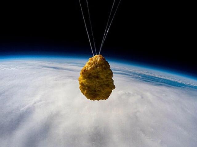 우주로 간 치킨 너겟… 88만개 쌓아 올린 높이까지 도달