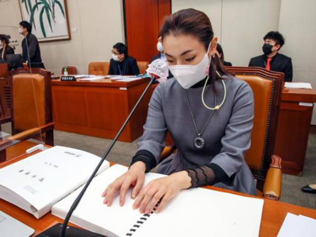"자료 읽느라 지문이 없어졌어요!" <strong>시각장애</strong> 초선의 국감 분투기