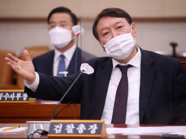 尹 “총장은 장관 부하 아냐”…秋에 카운터<strong>펀치</strong> '꽝'