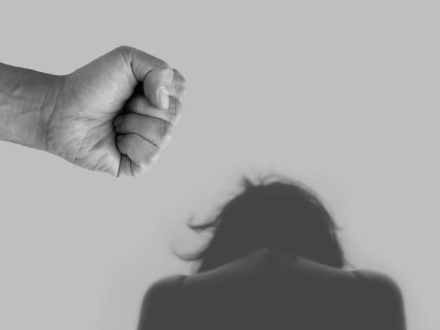 문재인 대통령이 27년 전에 변호했던 <strong>가정폭력</strong> 사건의 전말