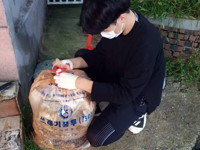 한 달째 전남대 앞 쓰레기봉투 들고 나타난 20대들