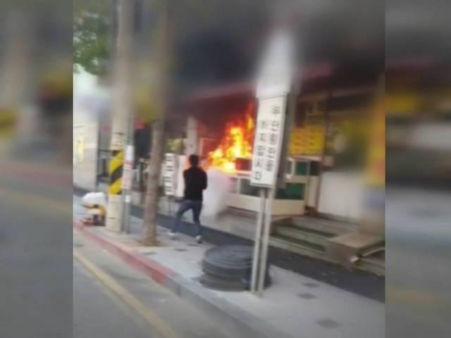 <strong>상가</strong>에 불길…소화기 들고 뛰어든 '출근길 소방관'