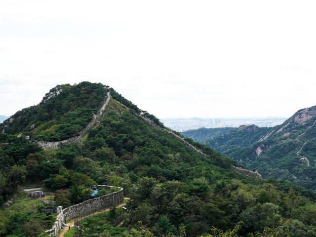 52년만에 시민 품으로 돌아오는 북악산길…문대통령 대선공약 이행