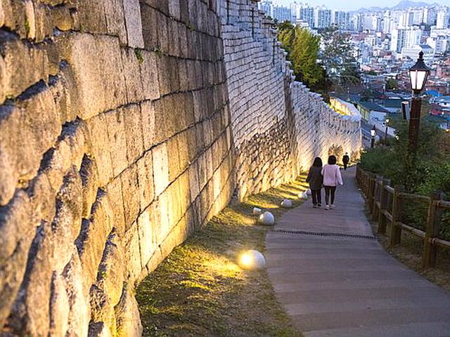 낮은 산이라 얕보지 마라, 낭만 따라 걷는 600년 수도 성곽길