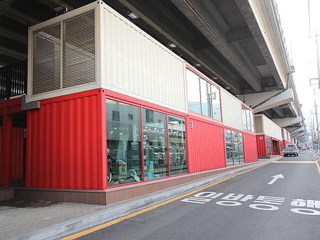 부산 고가도로 밑 ‘빨간 <strong>컨테이너</strong>’…이색 도시재생 실험