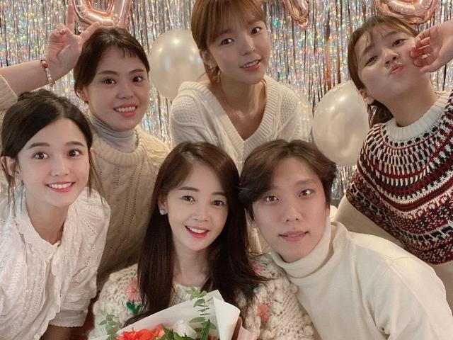 '출산 임박' <strong>김보미</strong>, '써니' 멤버들과 베이비샤워 "우리 심쿵이 복받았어"
