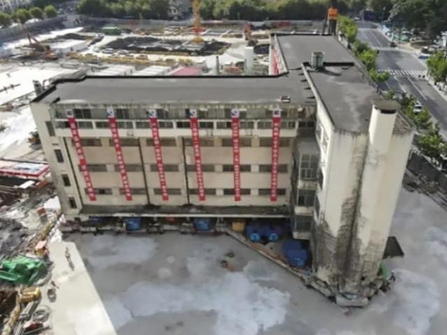 무게 7600t 학교 건물, 통째로 60m ‘뚜벅뚜벅’ 이전