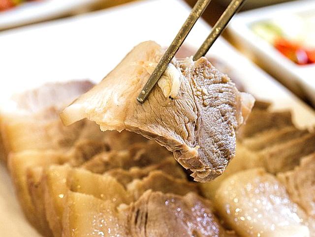 얇게 찰랑거리는 <strong>수육</strong> 한 점… 혀에 차분히 내려앉는 고소함