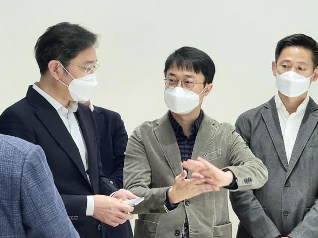 이재용 부회장이 들고 있는 것?…출시 임박 ‘갤럭시S21?’