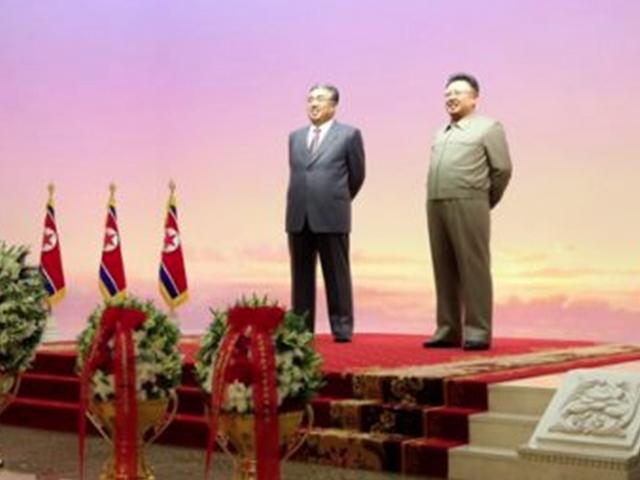 북한, 軍생활관서 김일성·김정일 <strong>초상화</strong> 철거…간부들 어리둥절