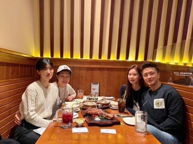 <strong>진태현</strong>♥박시은, 주말 가족 외식…보기 좋은 화목한 가정