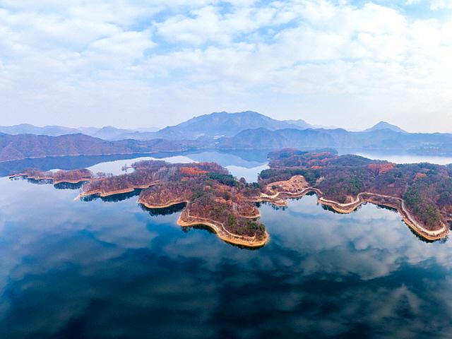 구름이 손에 잡힐 듯··· 호수 위 수놓은 한폭의 산수화