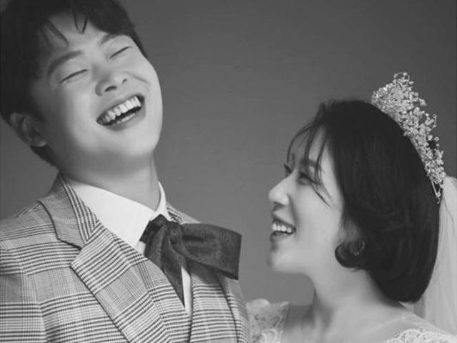 <strong>김영희</strong>♥윤승열, '잇몸만개' 웨딩 화보 "콤플렉스 있는데 대놓고 웃어"