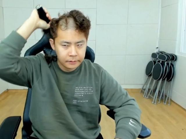<strong>BJ 철구</strong>, 故박지선 비하 사과 방송서 삭발 퍼포먼스 `눈쌀`