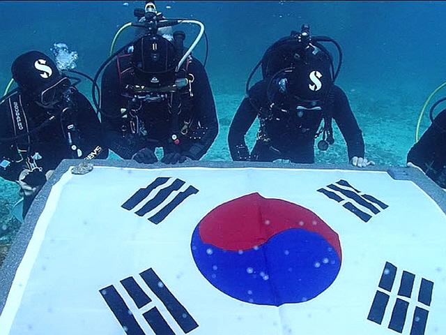 韓다이버, 日 강제징용자 위령비 청소…잔잔한 감동