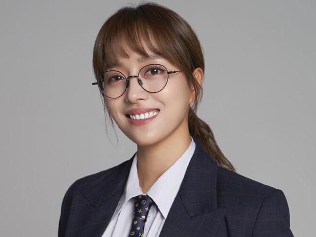 <strong>안경</strong> 쓴 여자 앵커가 등장하자 달린 댓글 반응