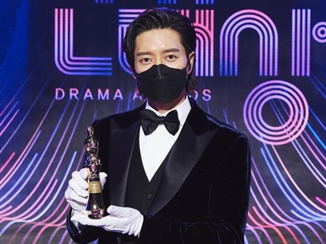 'MBC 연기대상' 박해진 "신인상 이후 12년 만 대상"…'꼰대인턴' 4관왕