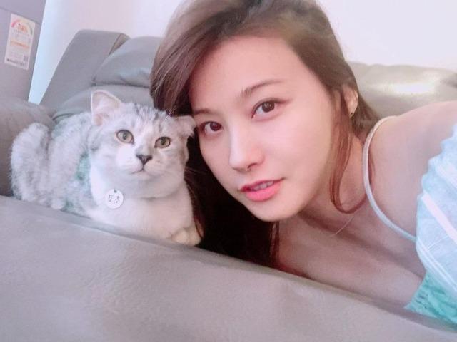 대표 고양이상 여배우가 고양이와 함께 찍은 투샷.jpg